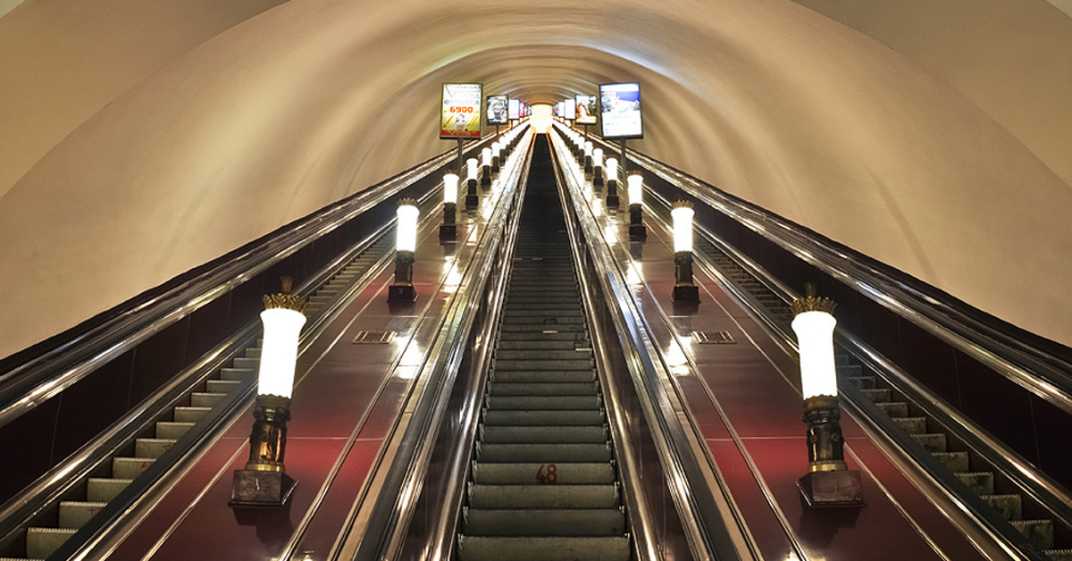 Эскалатор в метро. Станция метро Маяковская эскалатор Санкт-Петербург. Станция метро Маяковская эскалатор. Эскалатор станции метро площадь Восстания. Станция метро площадь Восстания Санкт-Петербург эскалаторы.