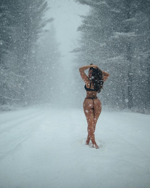 Голая девушка зимой в лесу садится жопой на снег 
