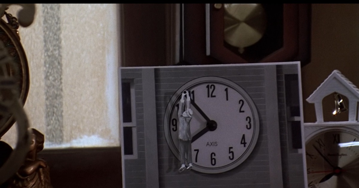 17 часов назад было. Марти и док часы. Назад в будущее док и Марти часы. Часы Дока Брауна назад в будущее. Часы настенные назад в будущее.