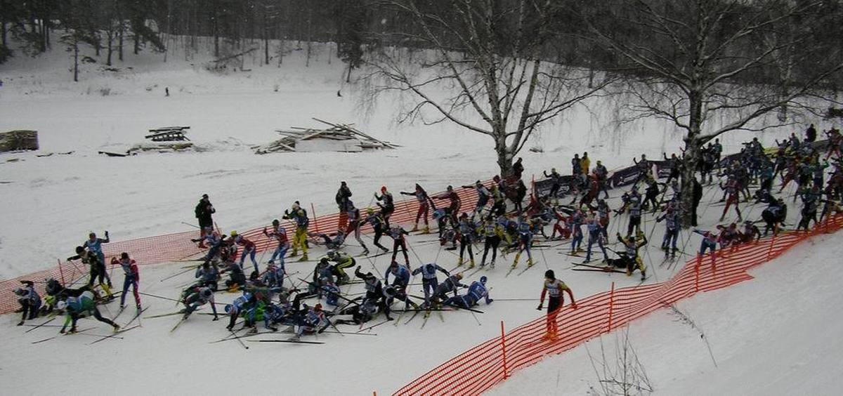 Завал на лыжной гонке в сочи. Лыжные гонки приколы. Самые смешные соревнования зимой. Лыжник падает. Лыжники на соревнованиях приколы.