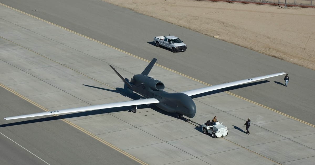 Большой беспилотник. Дрон RQ-4 Global Hawk. Northrop Grumman RQ-4a Global Hawk. Беспилотник ВВС США RQ-4a Global Hawk.. RQ-4 Global Hawk Predator.