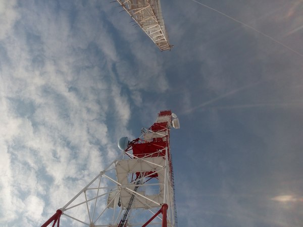 Фотография Земли с борта МКС выглядит как фотография вышки сотовой связи с земли.... Или наоборот?