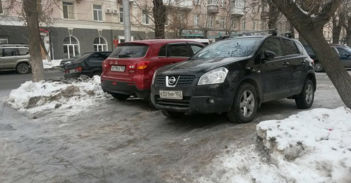 Паркуется на тротуаре. Парковка на тротуаре. Месть за парковку на тротуаре. Штраф за парковку на тротуаре. АГ парковка на тротуаре.