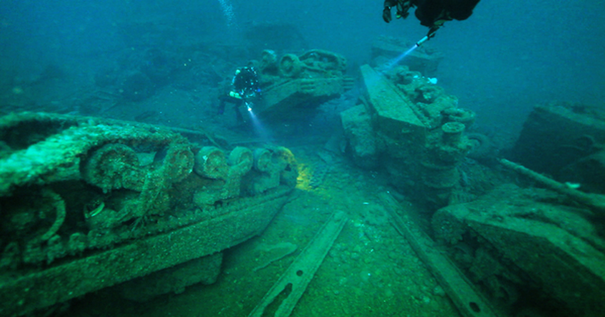 Корабли лежащие на дне. Затонувшие подводные лодки Германии второй мировой войны. Затонувшие танки Шерман. Затонувший корабль в Витязево. Затонувшая подводная лодка второй мировой войны.