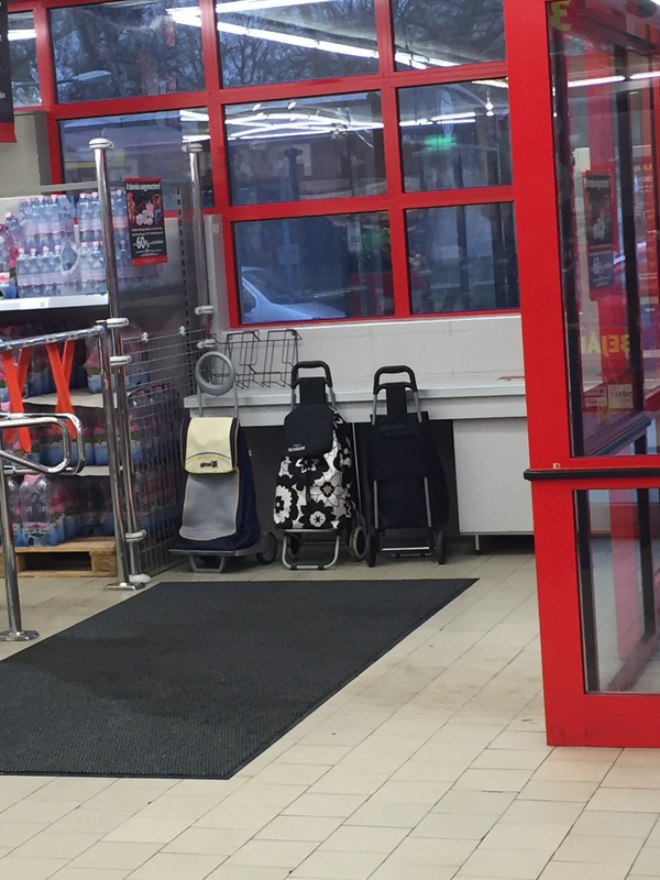 Парковка бюджетного супермаркета уже рано утром забита.