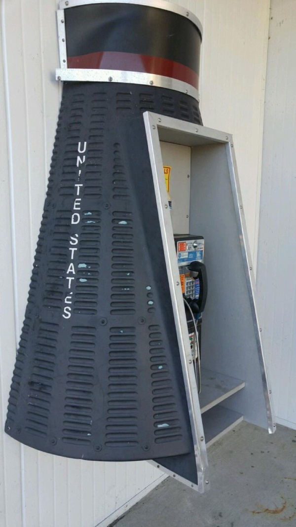 Телефонная будка в космическом центре