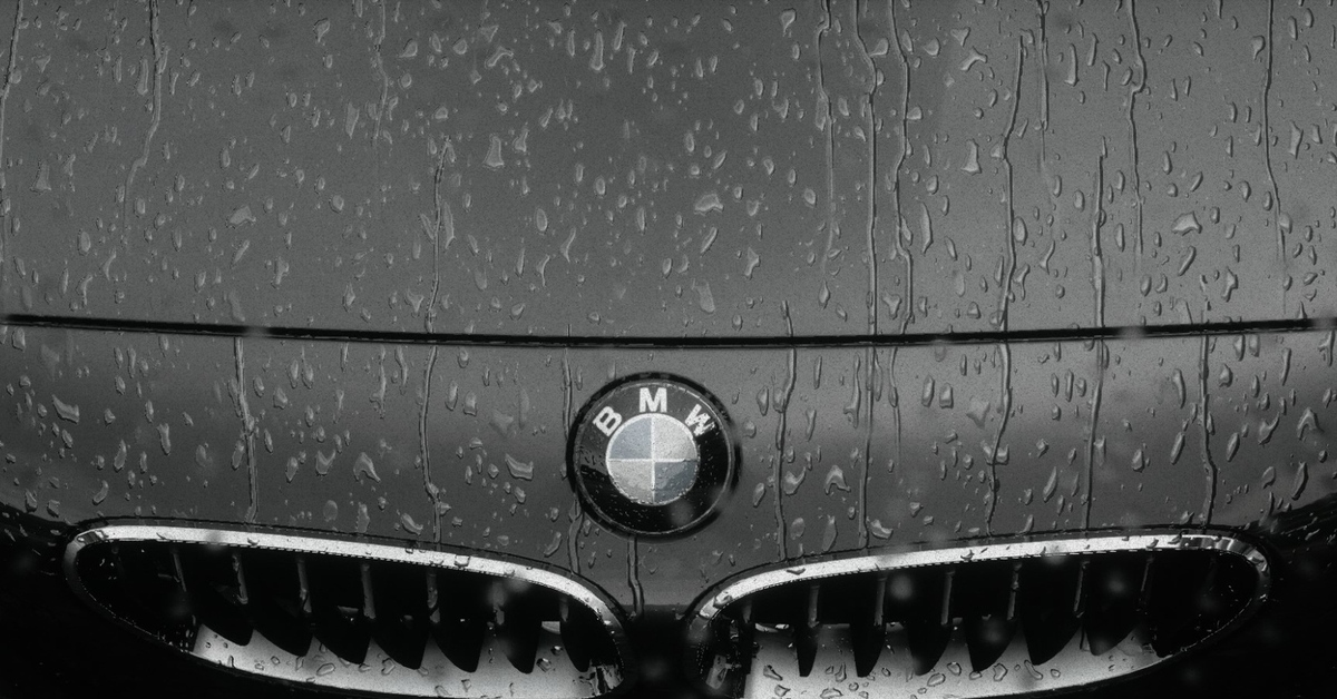 Автомобили после воды. БМВ е60 под дождем. Капли воды на автомобиле. Капли дождя на машине. Текстура машины.