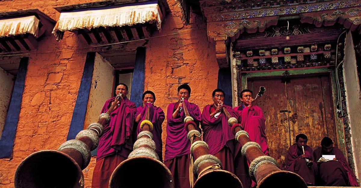 Тибетские горловые монахи. Тибетский горн. Тибетские музыкальные инструменты. Музыкальные инструменты буддистов. Тибет монахи.