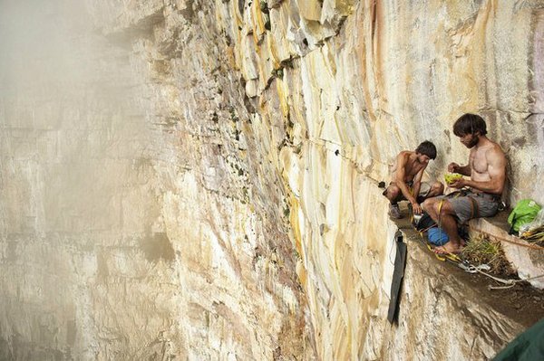А обед по расписанию.