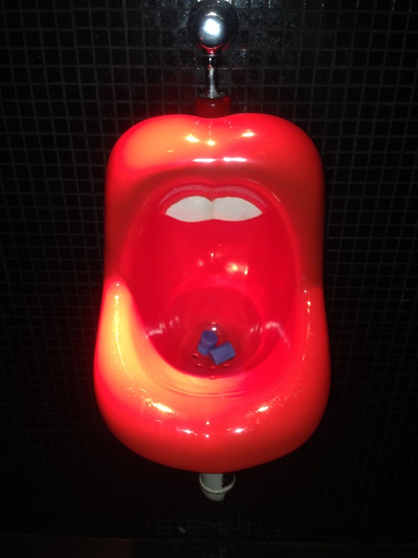 В Rock pab (г. Колпино) дико гармоничные писуары.)