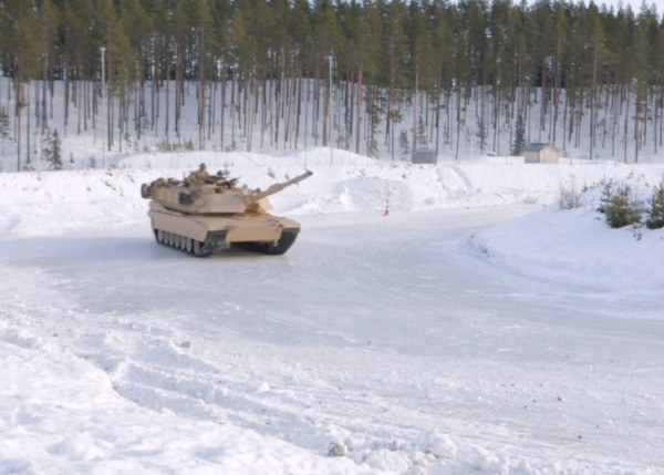 Военные устроили дрифт на танках