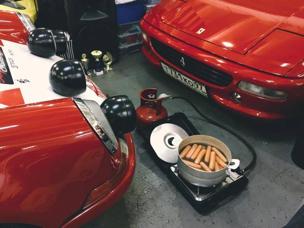 Еда в гараже