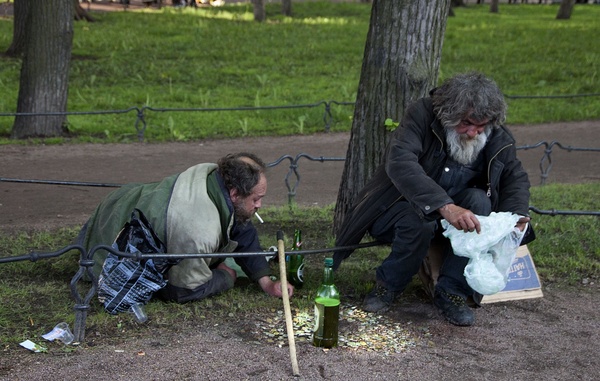 Над златом чахнут....