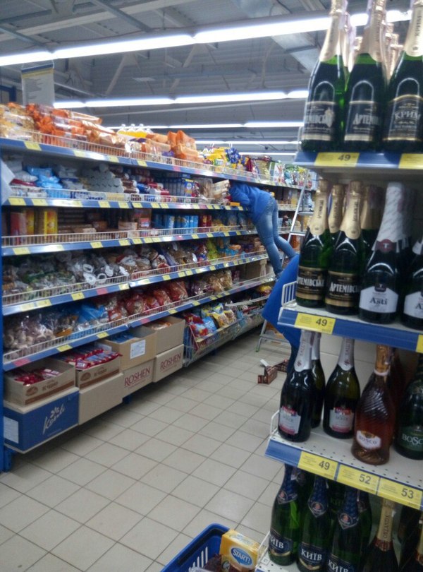 Сначала забирает твои деньги, потом твою душу, а потом и твое тело!