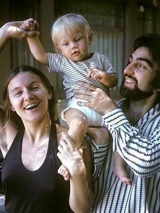 Маленький Лео с мамой и папой