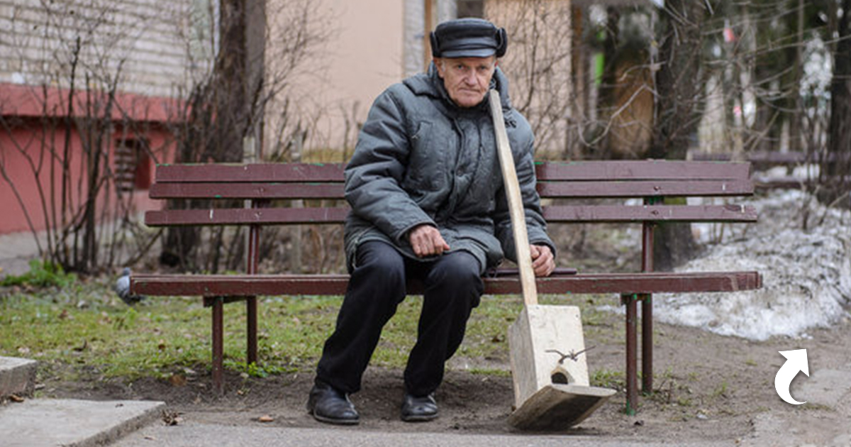 Дед под. Анатолий Табаков Красноярск. Старики на лавке. Дед на лавочке. Дед на скамейке.