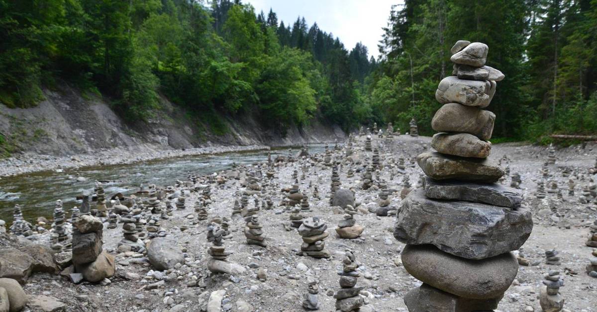 Броски камней. Разбросанные камни. Каменные времена. Кто собирает камни. Камень времени.