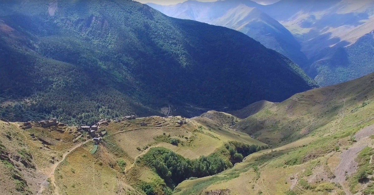 Mountain village am. Горы вокруг Еревана. Деревня скрытая в горах. Деревня вокруг гор.