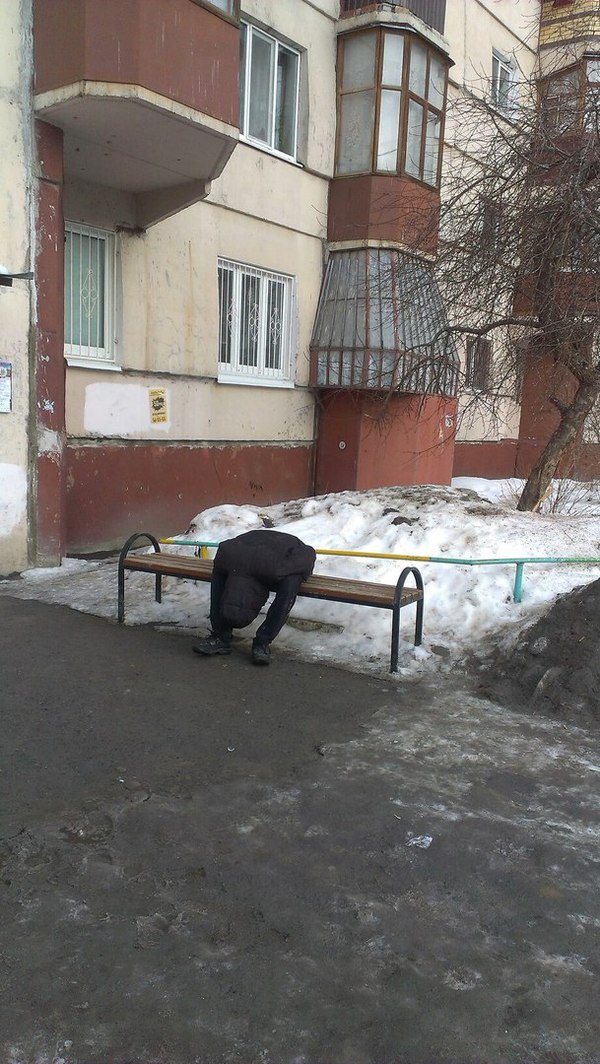 Оглянулся посмотреть, не оглянулась ли она ...(на самом деле просто спит)