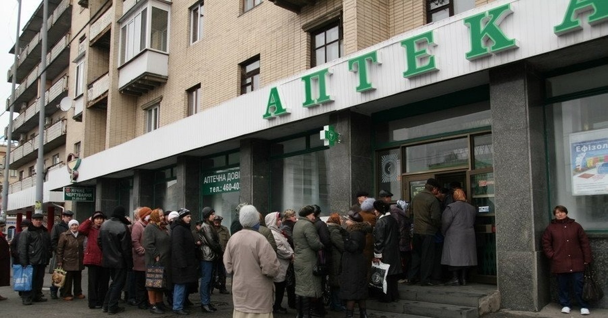 Кула аптека. Очередь в аптеке. Очередь за таблеткой. Толпа в аптеке. Очередь в аптеке фото.