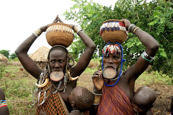 Фууу... Люба, ты посмотри как она безвкусно одета! Нет, Люба, ты тоже видишь этот ужааАас?