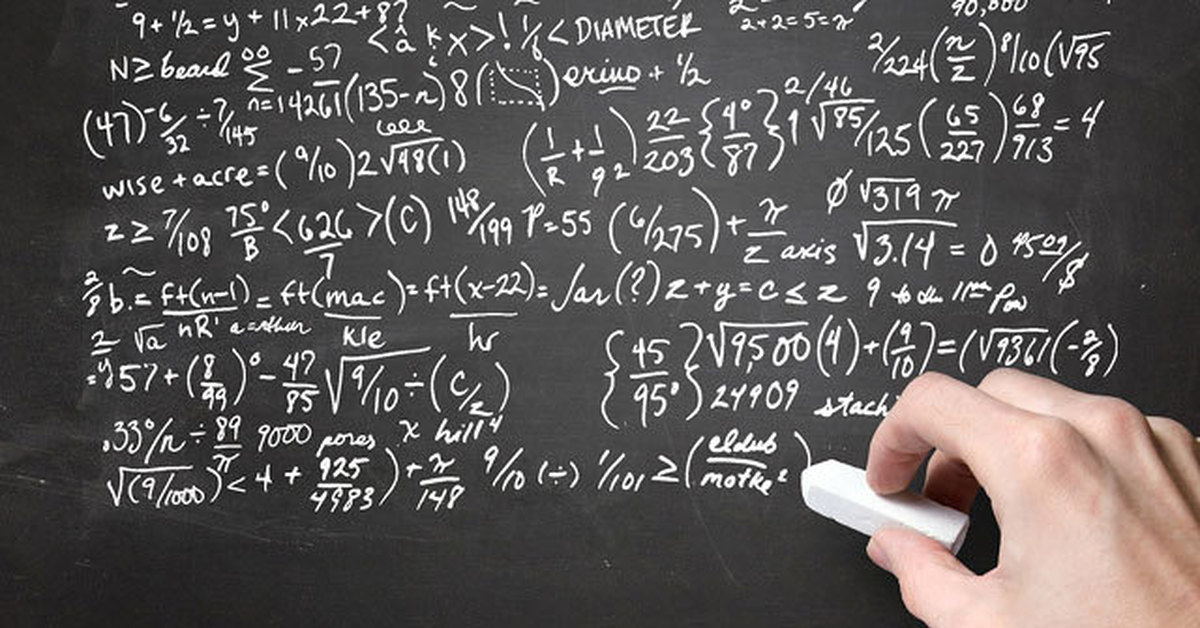 Math comput. Доска с математическими формулами. Математические вычисления на доске. Решение уравнения на доске. Сложные формулы на доске.