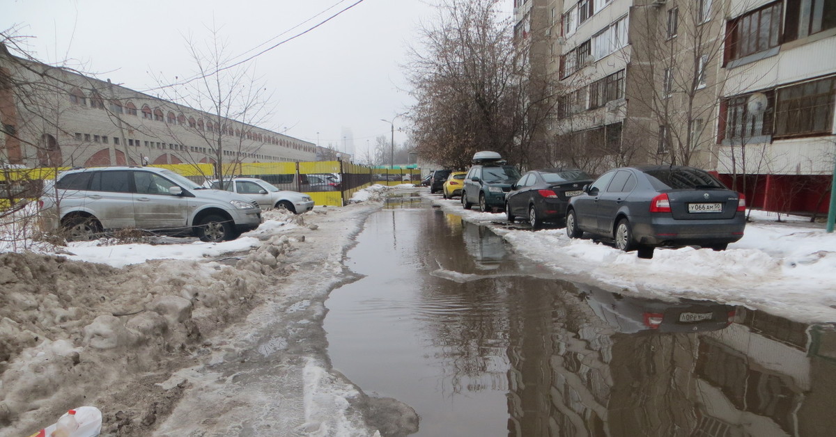 Дороги тают. Лужи на дорогах Омск. Машина лужа гололед. Омск весной грязь.