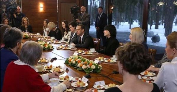 Праздничный фуршет Дмитрия Медведева с женщинами.