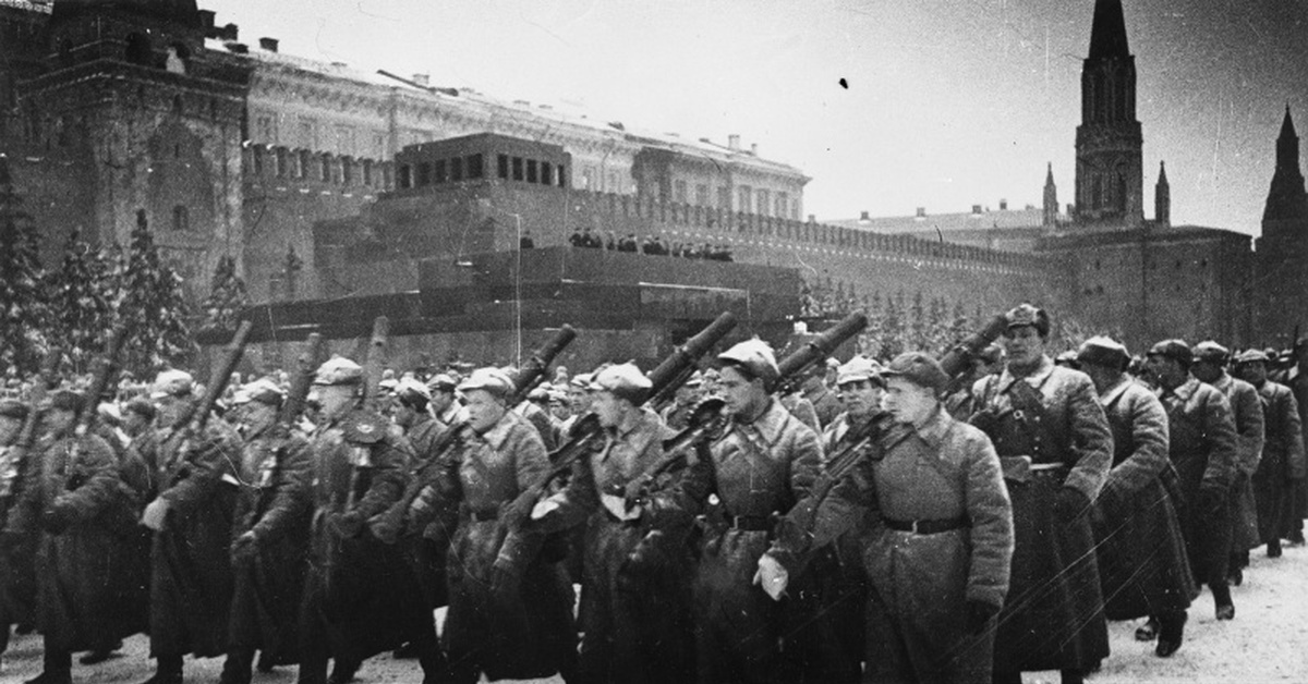 В атаку стальными рядами какое событие. Парад 7 ноября 1941. Парад на красной площади 1941. Парад на красной площади 7 ноября 1941. Парад в ноябре 1941 года в Москве.
