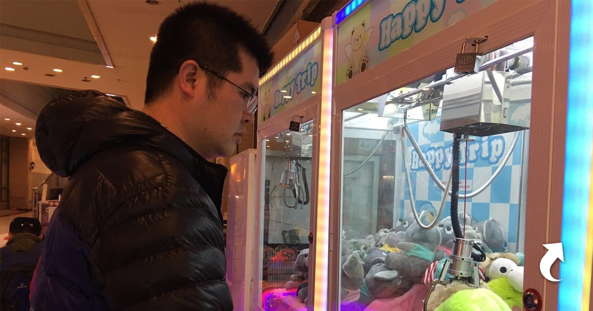 Как вытащить игрушку из автомата с первого. Китайские игрушки автомат. Игровой автомат с игрушками хватайка Китай. Самый большой автомат с игрушками в мире. Китаец с автоматом.