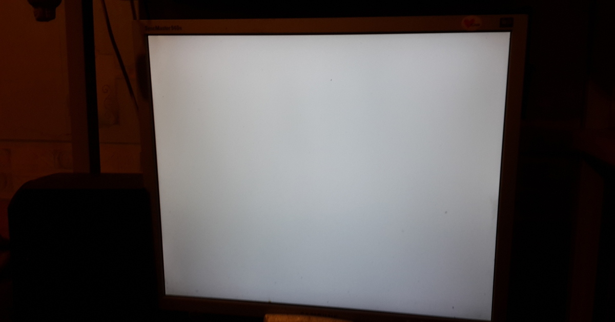 Что делать если экран стал белым. Tl15h102b белый экран. Яркий белый экран. Белый экран экран. Белый экран для освещения.