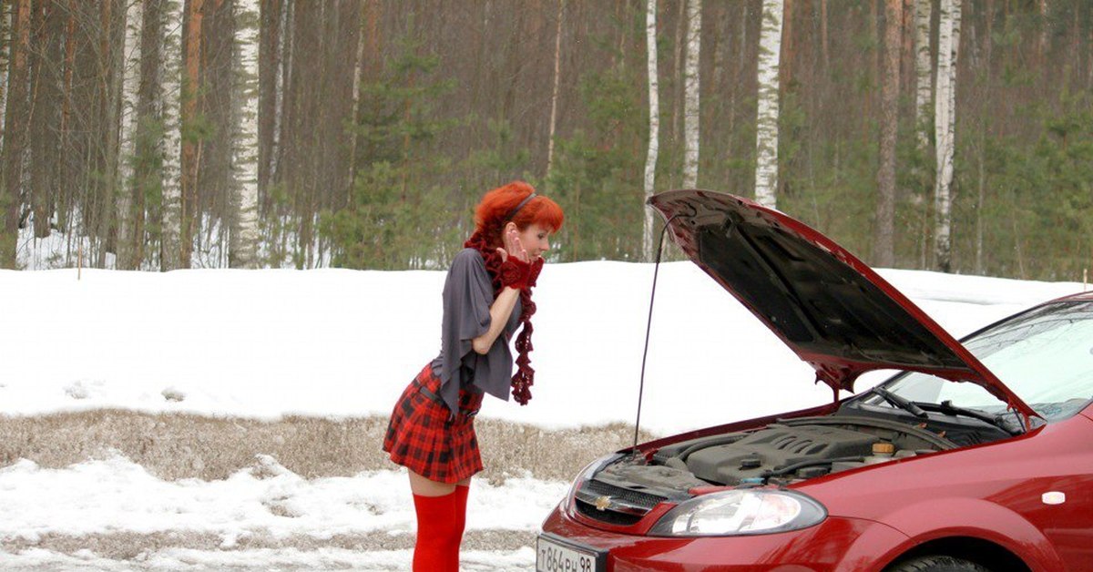 Автомобиль внезапно заглохнуть на дороге потому. Зимняя фотосессия с машиной. Зимний фотосет с машиной. Девушка на капоте.
