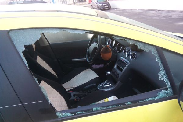 Вот уроды! Разбили стекло ничего не взяли! и так 5 машин у дома!