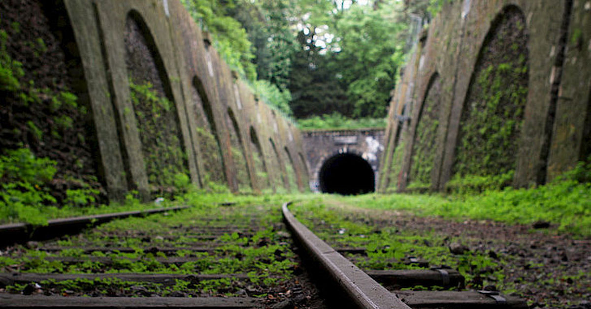 Неизвестные места. Железная дорога petite ceinture, Франция.. Железнодорожная линия la petite ceinture. Petite ceinture: заброшенная железная дорога в Париже. Круговая железная дорога, Париж, Франция.