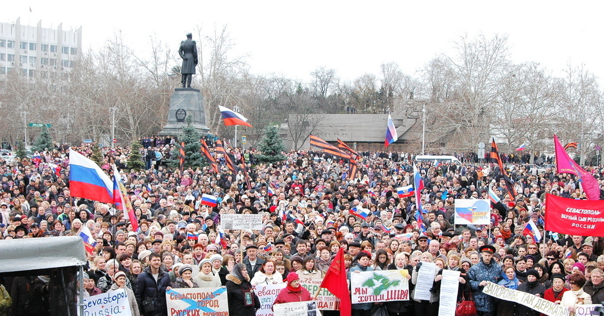 Крым в феврале 2014 года. Протесты в Крыму 2014. Митинг площадь Нахимова в Севастополе 2014.