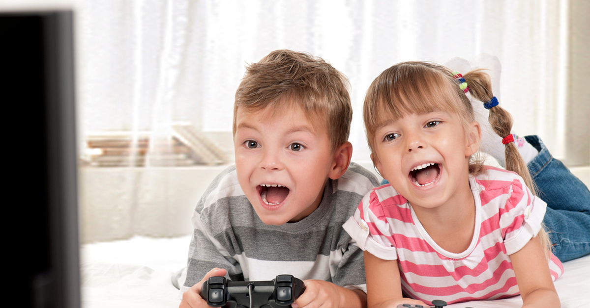 Семейные видео игры. Видеоигры для детей. Дети играющие в компьютерные игры. Приставка игровая для детей. Ребенок играющий в компьютерную игру.