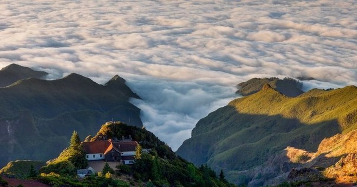 Дома над облаками. Португалия Мадейра горы. Португалия Мадейра над облаками. Мадейра деревня в горах. Пейзажи Мадейры.
