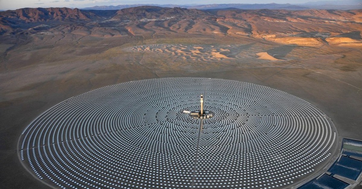 Самый большой объект солнечной. Солнечная электростанция Невада. Солнечная электростанция в пустыне Невада. Солнечная электростанция в Мохаве. Станция Иванпа Солар в пустыне Мохаве.