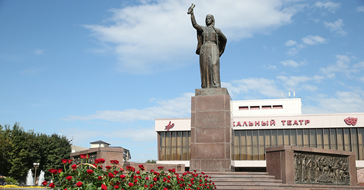 Площадь марий нальчик. Монумент навеки с Россией Нальчик. Памятник Марии в Нальчике. Памятник Марии Темрюковны в Нальчике.