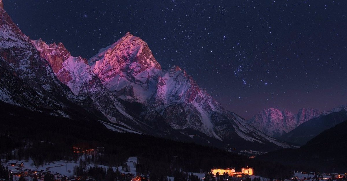 Mountain night. Кортина д'Ампеццо вечера. Горы ночью. Вечер в горах. Звездное небо в горах.