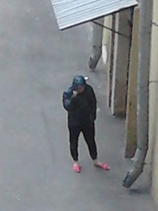 Чёткий пацан в чётких розовых шлепках