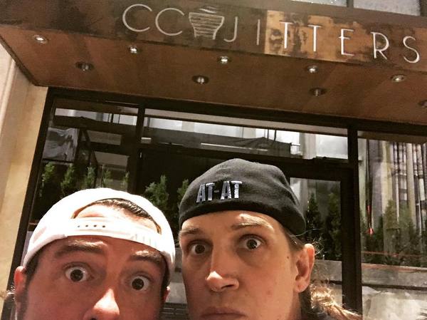 Джей и Молчаливый Боб на съемочной площадке сериала "Флэш"