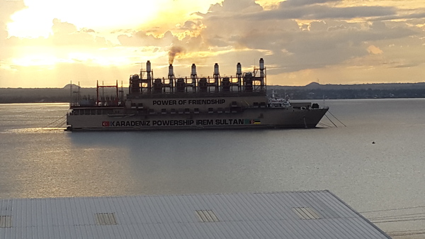 Такое вот судно припарковано в Мозамбике, Накала на долгую, возможно вечную стоянку. Угадайте, почему?