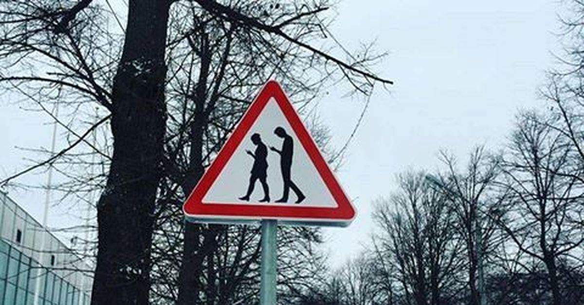 Осторожно зомби. Дорожный знак осторожно зомби. Табличка осторожно зомби. Зомби пешеход. Знак осторожно люди со смартфонами.