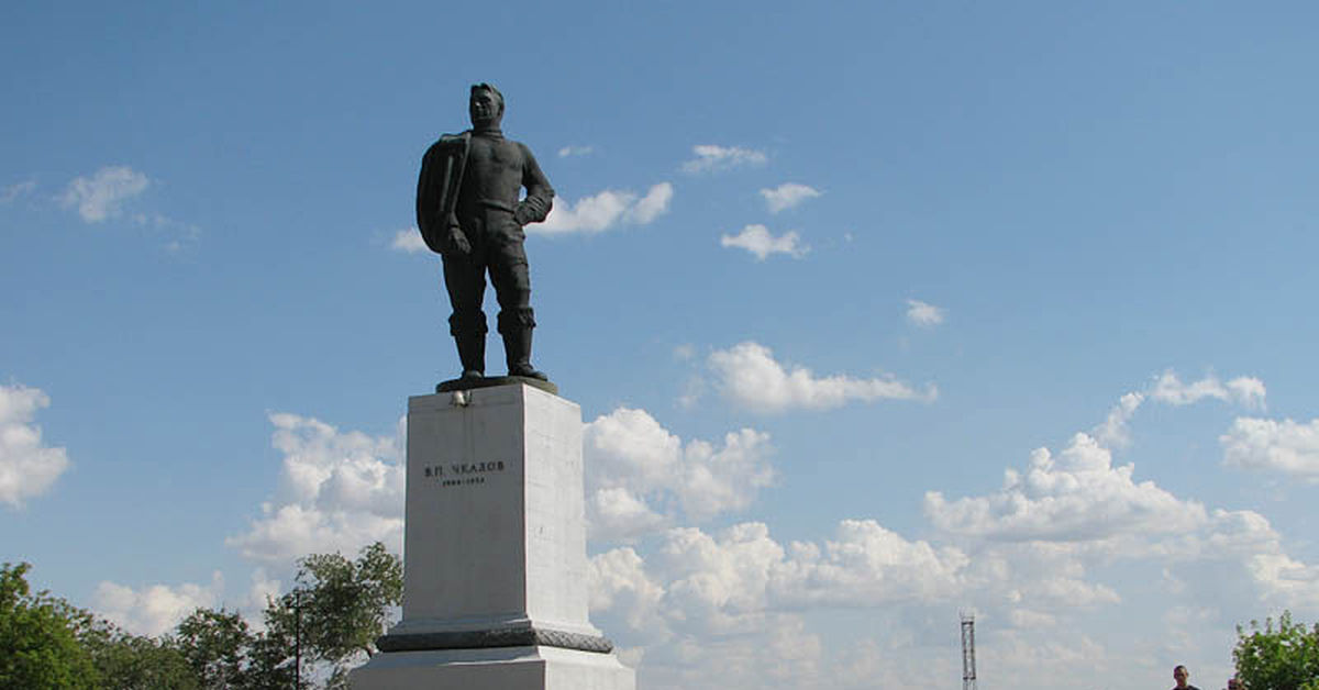 Возле оренбурга. Чкалов памятник Оренбург. Памятник в п Чкалову Оренбург. Памятник Чкалову Оренбург на Советской. Памятник Валерию Чкалову в Оренбурге.