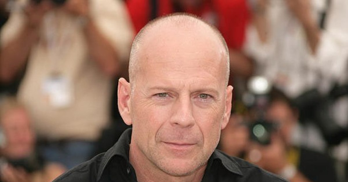 Пет брюс. Bruce Willis. Брюс Уиллис фото. Крепкий орешек лысый актер. Лысый Уиллис.