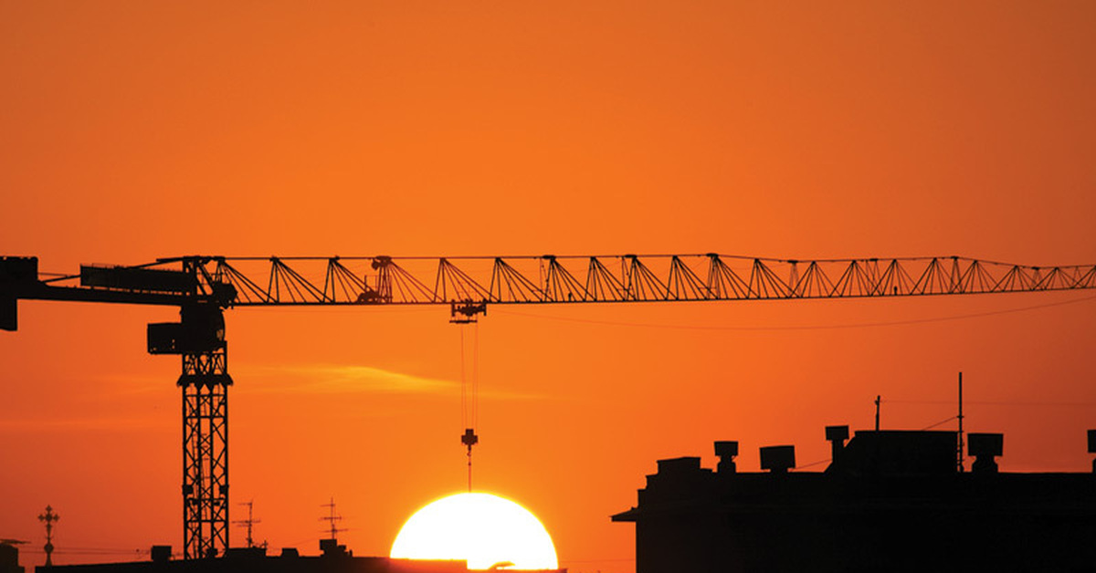 Кран строительный. Красный строительный кран. Башенный кран liebherr. Стройка на закате. Подъемный кран закат.