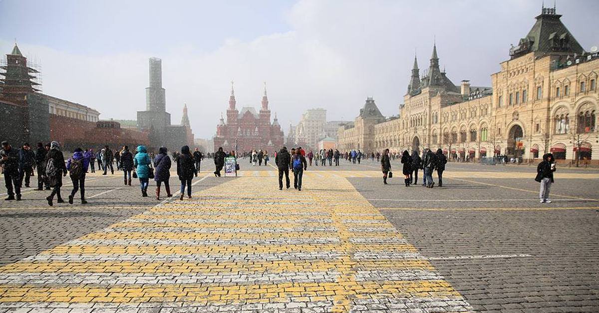 Red square white. Большие площади. Широкая площадь. Огромная площадь. Самая крупная площадь в Европе.