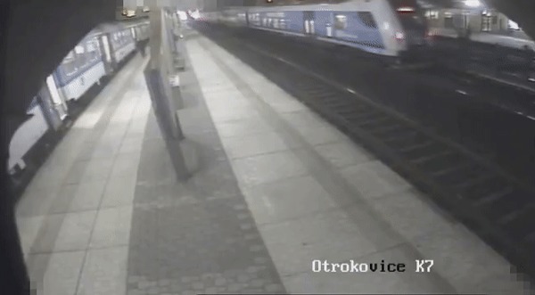 Один второй день рождения на двоих Поезд, Идиотизм, Удача, Гифка