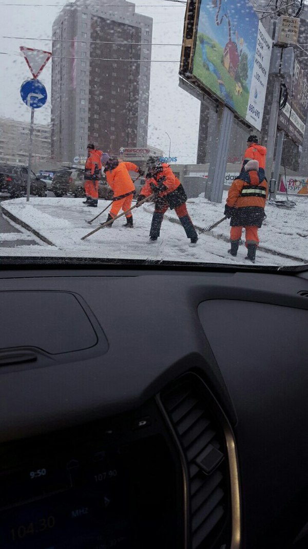 В Саратове весенний снег чистят вилами и граблями!Эту страну не победить! - Уборка снега, Снег, Саратов, Эту страну не победить, Россия